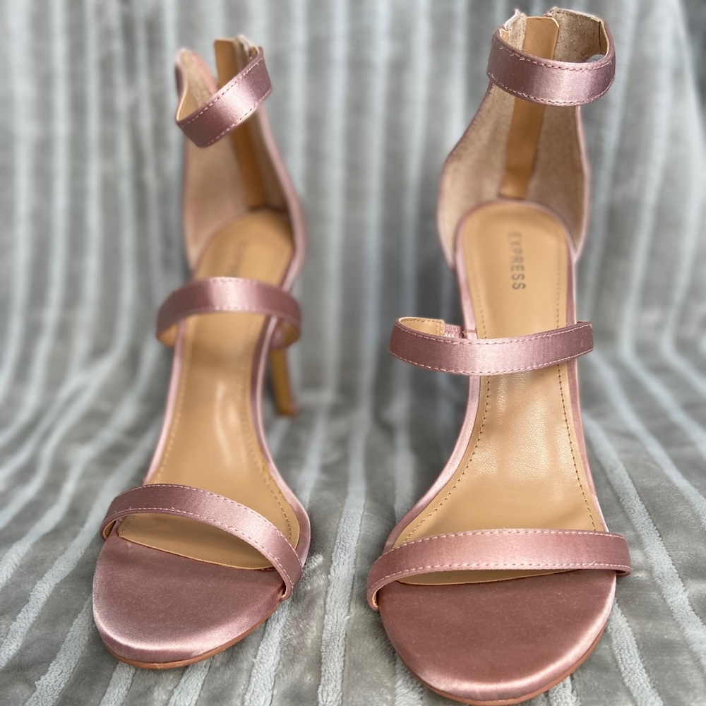 Impecable pink satin sandals!